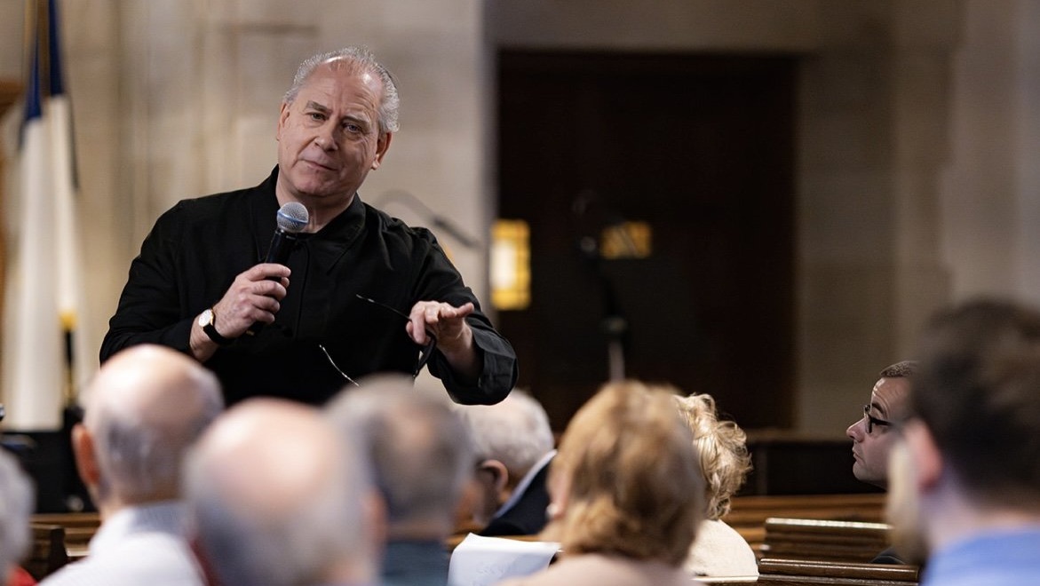 Charles Peltz speaking to an audience